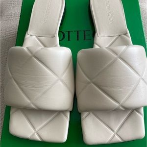 Bottega Veneta Sandal, size 38.5, excellent condition, authentication posted!